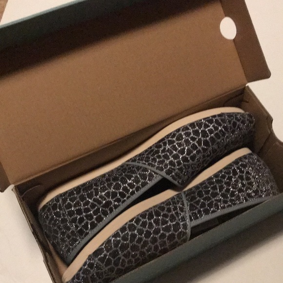 Tom’s Shoes W 9.5 Blue Sparkling Pattern - never worn - Picture 11 of 12